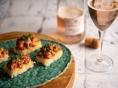 Thunfisch Tatar auf Crispy Rice kombiniert mit einem Prosecco DOC Rosé.