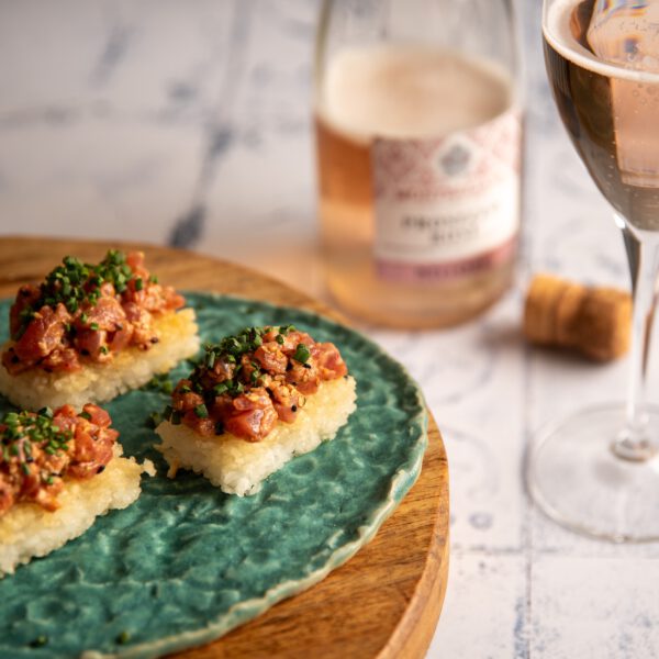 Thunfisch Tatar auf Crispy Rice kombiniert mit einem Prosecco DOC Rosé.