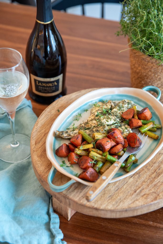 Doradenfilet mit Zitronen-Kräuter-Marinade und Orangensaft-Karotten mit Prosecco DOC Extra Dry