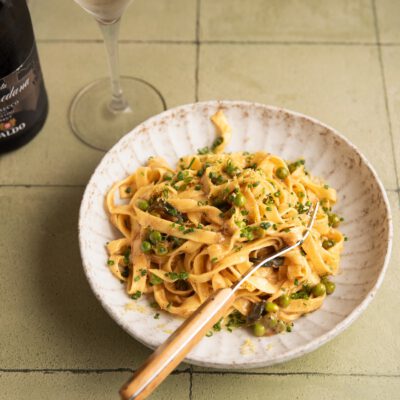 Prosecco DOC Brut kombiniert mit Tagliatelle in Zitronenbutter.