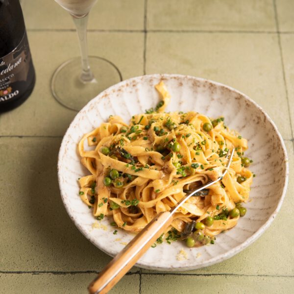 Prosecco DOC Brut kombiniert mit Tagliatelle in Zitronenbutter.
